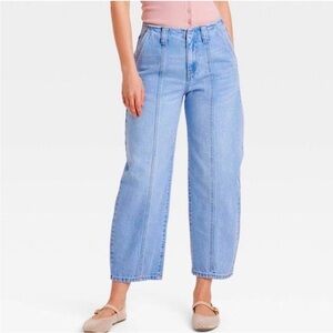UNIVERSAL THREAD MEDIUM LIGHT
WASH BARREL JEANS SIZE 12
NWT